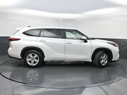 Used 2023 Toyota Highlander LE FWD image 43