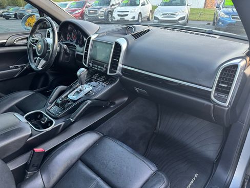 Used 2018 Porsche Cayenne image 12