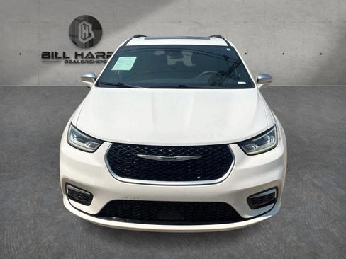 Used 2022 Chrysler Pacifica Pinnacle AWD/4WD image 2