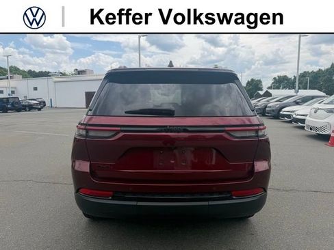 Used 2023 Jeep Grand Cherokee Altitude AWD/4WD image 4