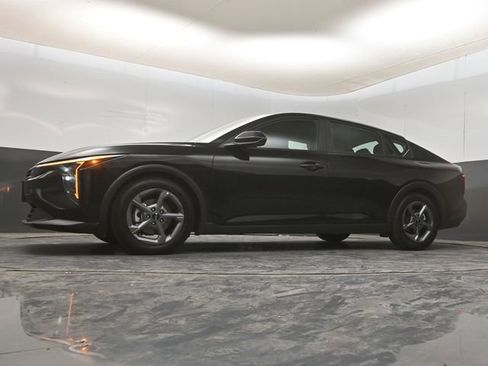 Used 2025 Kia K4 LXS image 12