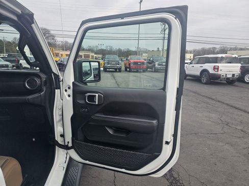 Used 2023 Jeep Gladiator Overland w/ Popular Equipment Package image 18
