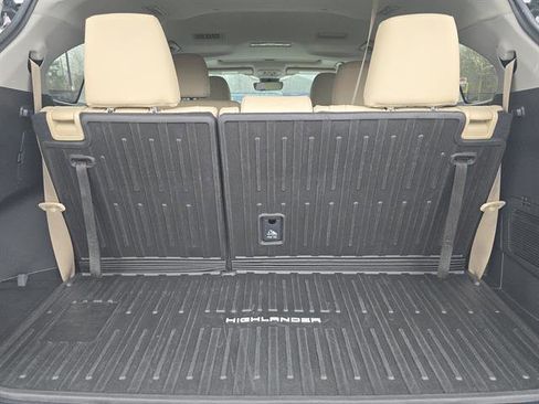 Used 2023 Toyota Highlander XLE image 12