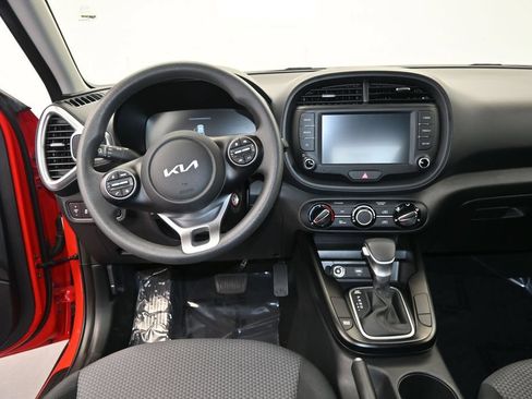 Used 2025 Kia Soul LX w/ LX Technology Package FWD image 15