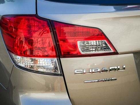 Used 2014 Subaru Outback 2.5i Limited w/ Accessory Value Package (OY1) AWD/4WD image 8
