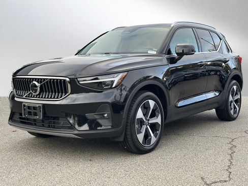 Used 2025 Volvo XC40 B5 Plus w/ Protection Package Premier image 7