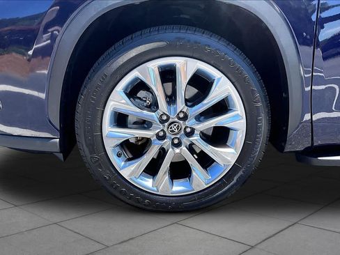Used 2023 Toyota Highlander Limited FWD image 11