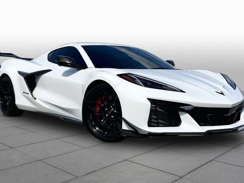 Used 2025 Chevrolet Corvette Z06 w/ Z07 Performance Package RWD image 3