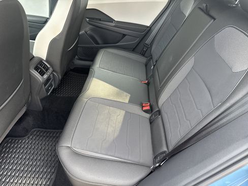 Used 2025 Volkswagen Taos SE FWD image 6