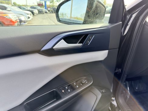 Used 2023 Volkswagen Taos SE w/ Panoramic Sunroof Package image 11