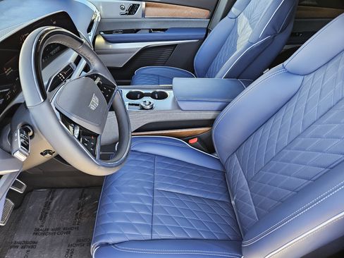 Used 2026 Cadillac Vistiq Premium Luxury image 13