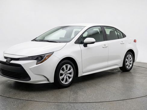 Used 2025 Toyota Corolla LE FWD image 3