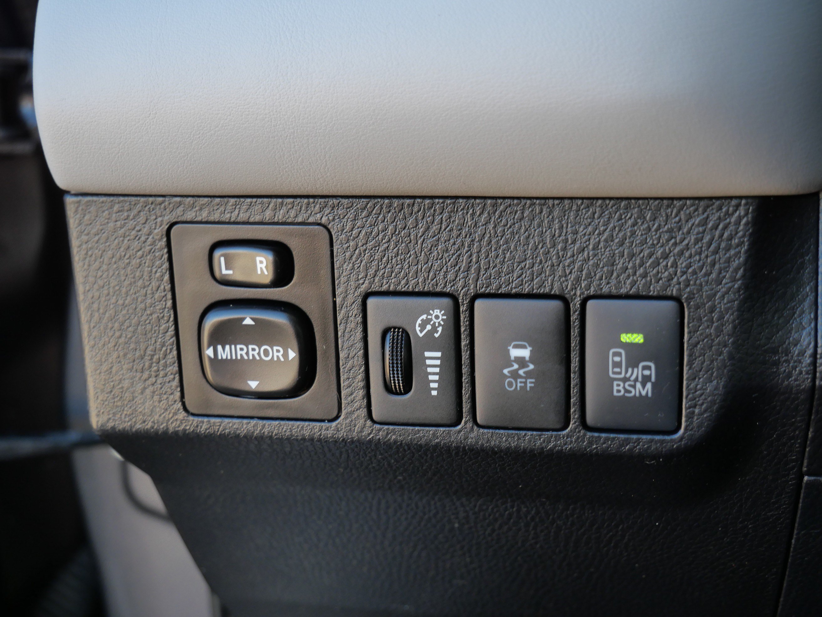 Used 2014 Toyota RAV4 Limited w/ Technology Package AWD/4WD image 27