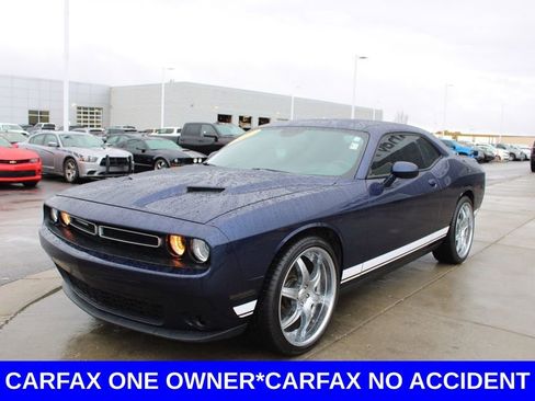 Used 2017 Dodge Challenger SXT image 3