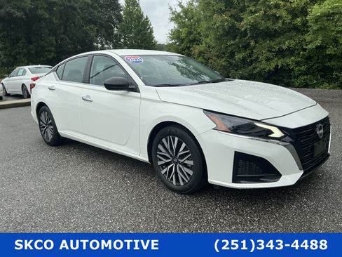 Used 2025 Nissan Altima 2.5 SV FWD image 7