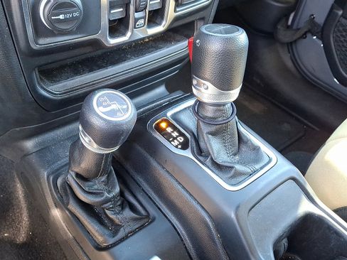 Used 2021 Jeep Gladiator Sport image 15