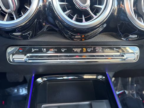 Used 2020 Mercedes-Benz GLB 250 4MATIC w/ Premium Package image 19