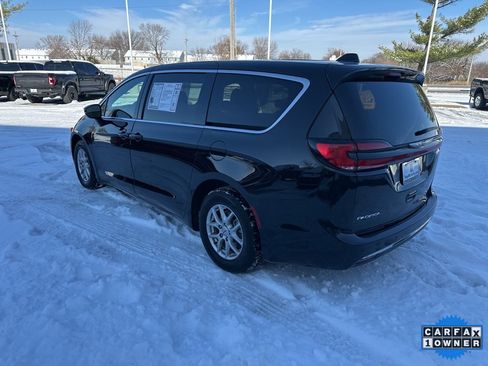 Used 2025 Chrysler Pacifica Select image 25