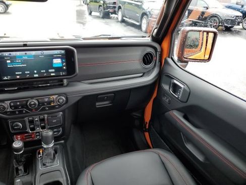 Used 2025 Jeep Wrangler Unlimited Rubicon AWD/4WD image 16