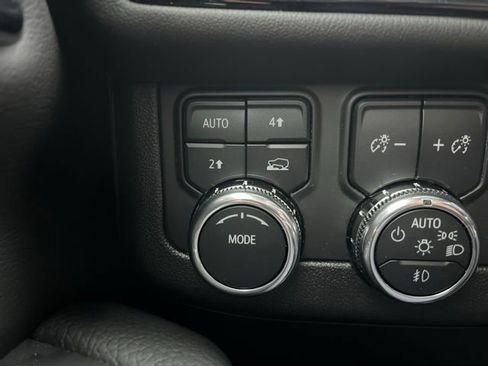 Used 2025 GMC Yukon Denali w/ Sun & Power Step Package AWD/4WD image 16