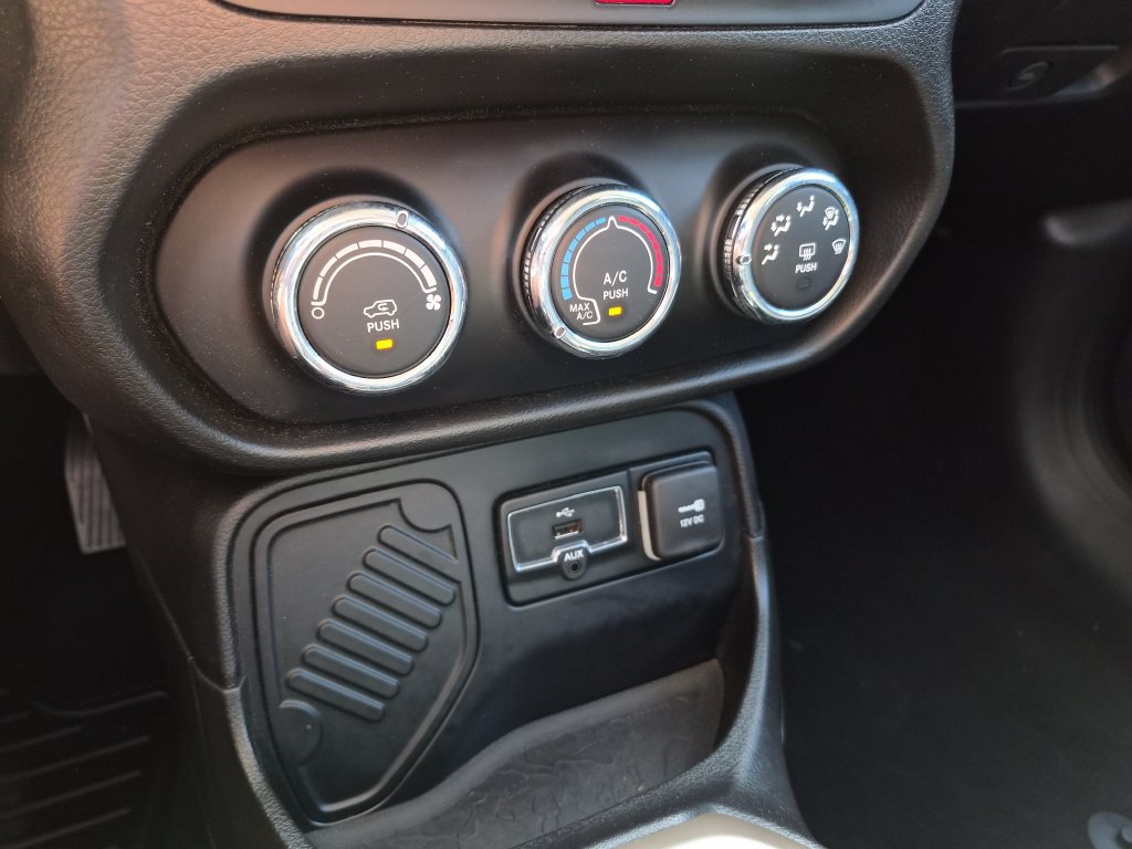 Used 2016 Jeep Renegade Sport w/ Power & Air Group FWD image 22