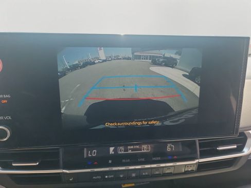 Used 2025 Toyota Sienna XLE FWD image 25