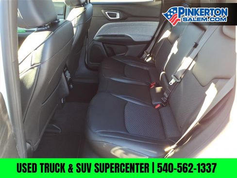 Used 2025 Jeep Compass Latitude image 12