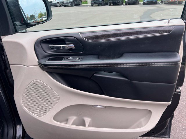 Used 2016 Chrysler Town & Country Touring-L w/ Driver Convenience Group FWD image 10