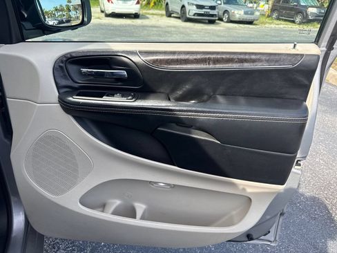 Used 2016 Chrysler Town & Country Touring FWD image 15