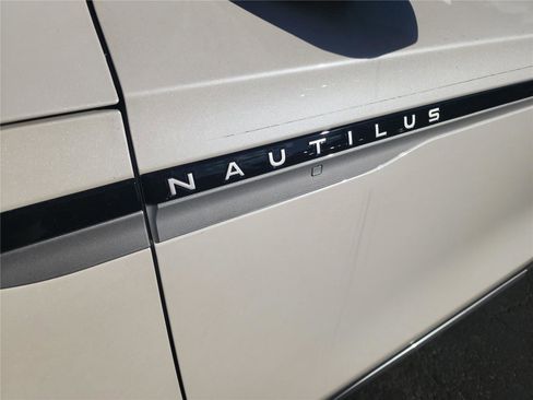 New 2026 Lincoln Nautilus Premier image 10