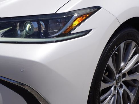 Used 2019 Lexus ES 300h w/ Premium Package FWD image 2