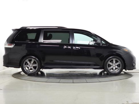 Used 2015 Toyota Sienna SE FWD image 11