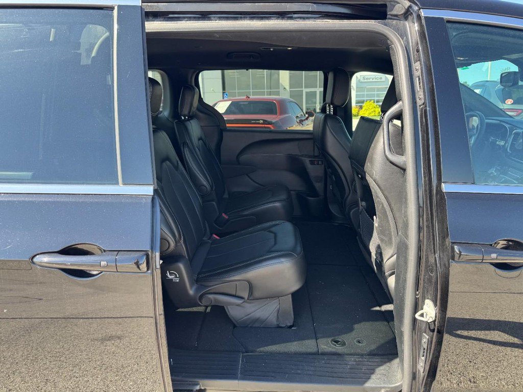 Used 2025 Chrysler Pacifica Select FWD image 13