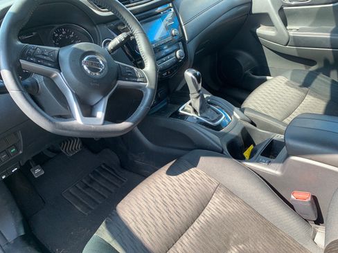 Used 2017 Nissan Rogue SV AWD/4WD image 9