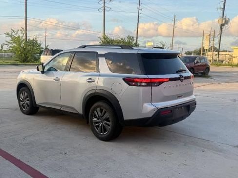 Used 2025 Nissan Pathfinder SV FWD image 8