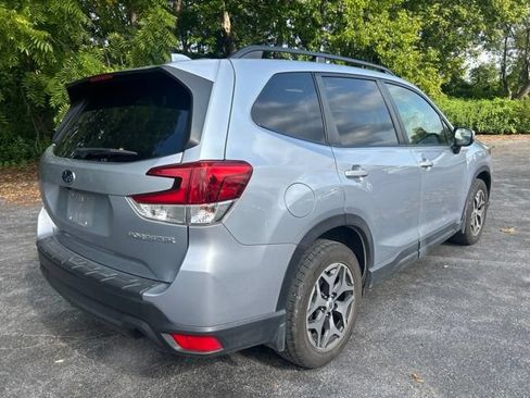 Used 2019 Subaru Forester Premium AWD/4WD image 3