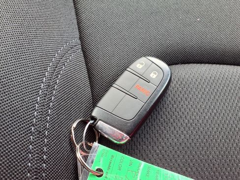 Used 2023 Jeep Renegade Latitude AWD/4WD image 22