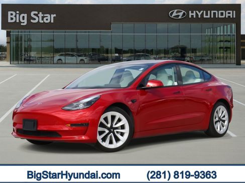 Used 2022 Tesla Model 3 Standard Range image 1