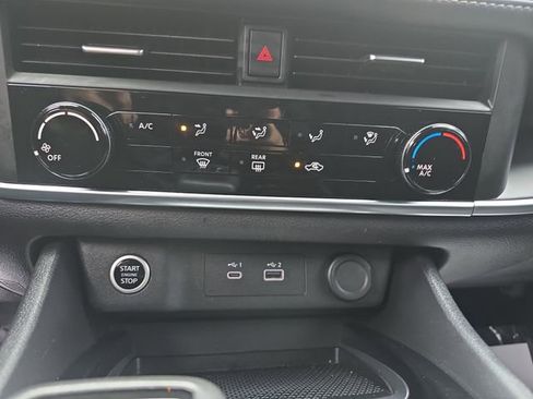 Used 2023 Nissan Rogue S image 33