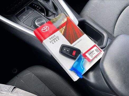 Used 2025 Toyota RAV4 XLE image 31