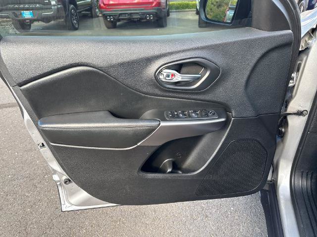 Used 2019 Jeep Cherokee Latitude w/ Popular Appearance Group FWD image 13