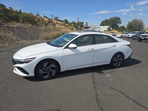 Used 2025 Hyundai Elantra SEL FWD image 3