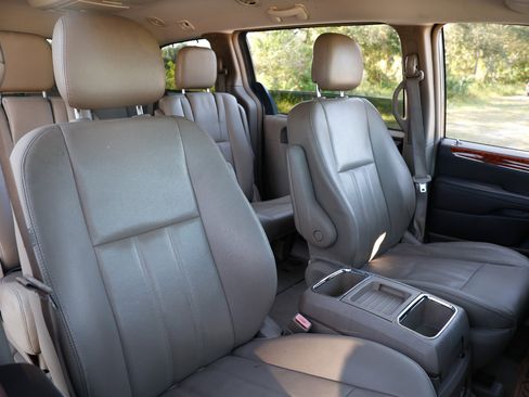 Used 2016 Chrysler Town & Country Touring image 16