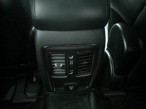 Used 2019 Jeep Grand Cherokee Altitude image 22