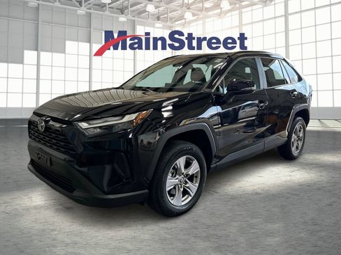 Used 2025 Toyota RAV4 XLE FWD image 1