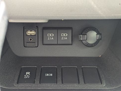 Used 2017 Toyota Highlander LE FWD image 47