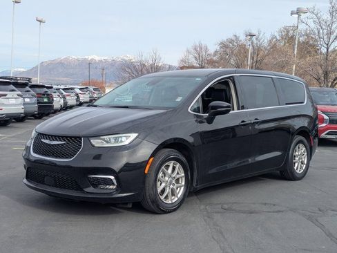 Used 2024 Chrysler Pacifica Touring-L image 8