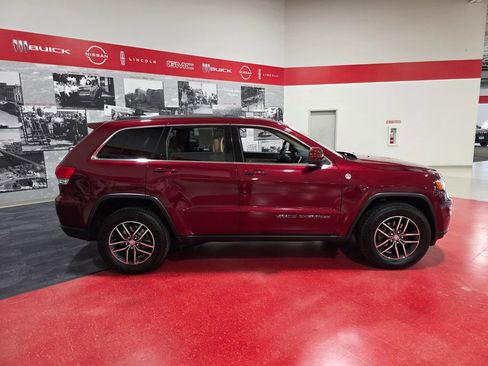 Used 2018 Jeep Grand Cherokee Laredo image 2
