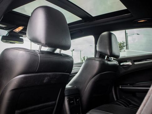 Used 2018 Chrysler 300 S w/ 300S Premium Group RWD image 23