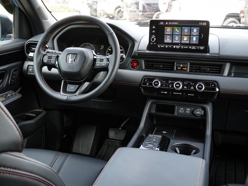 Used 2025 Honda Pilot TrailSport image 30
